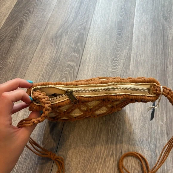 Universal Threads Cream and Brown Woven Crossbody Bag - Picture 4 of 8